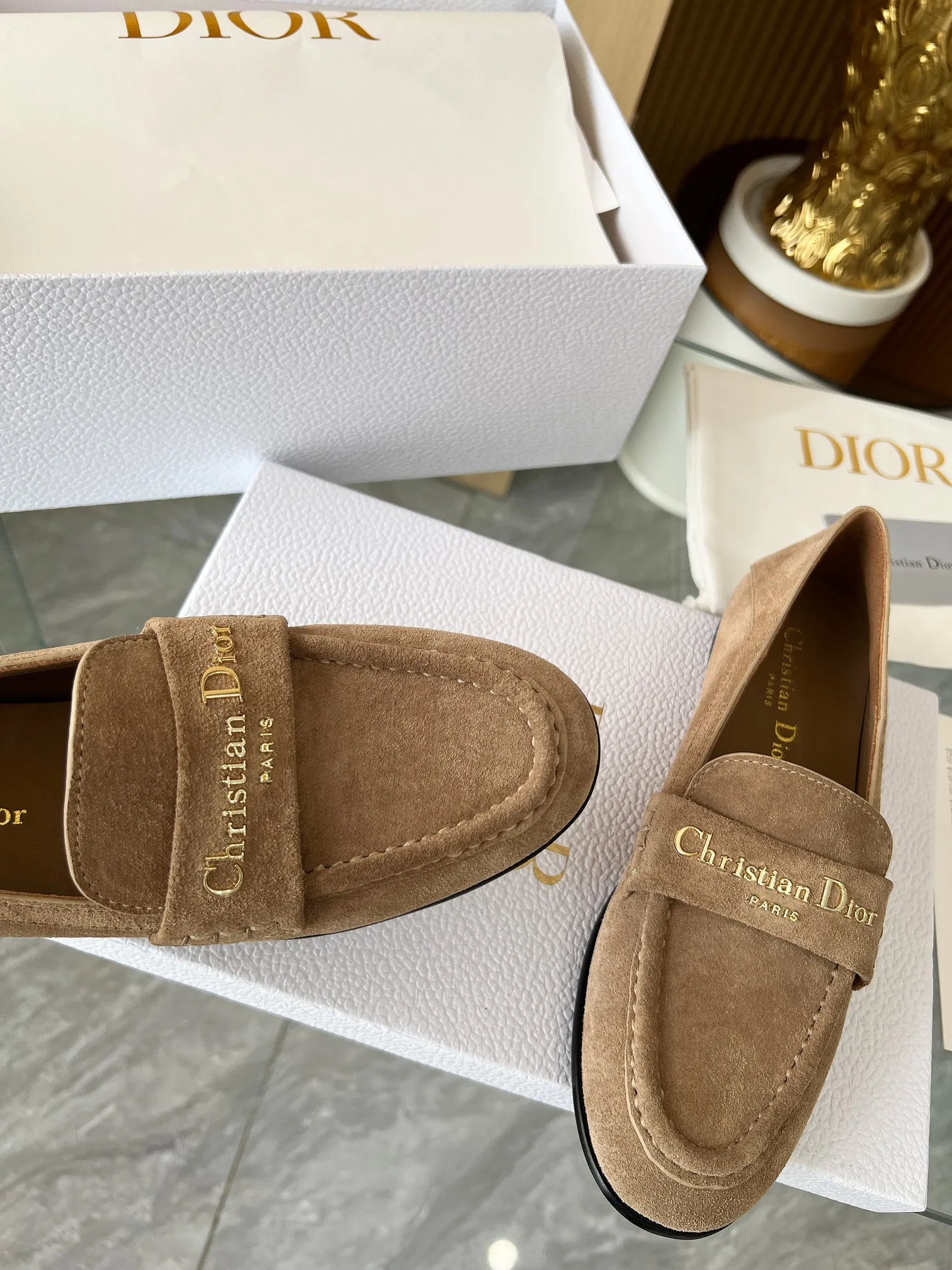 💕💕Factory direct selling price p560💕💕 Dior's new spring and summer ultra-light series loafers are brand new. The layout strives to create fashionable classic items. New products created at the first major show of Paris Fashion Week. The inspiration is cleverly combined by the D chief designer on the perfect shoe shape. Paired with brand buckles, it is even more fashionable! Original version, perfect and exquisite workmanship!  ✔️Upper: original fabric ✔️Inner lining: imported sheepskin lining ✔️Sole: Italian genuine leather outsole ✔️Size: #35-41 (40 41 customized items are not returnable)